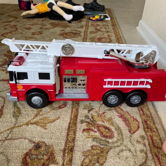 Fire truck - Picture 3 of 4